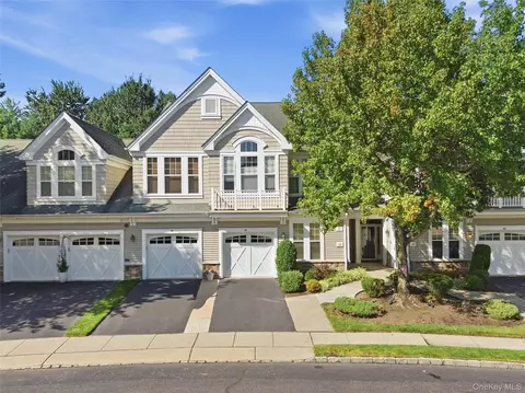 39 Symphony Dr, Lake Grove, NY 11755