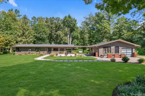8 Meadow Ln, Huntington, NY 11743