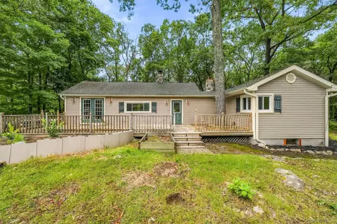 153 Nardin Rd, Lake Peekskill, NY 10537