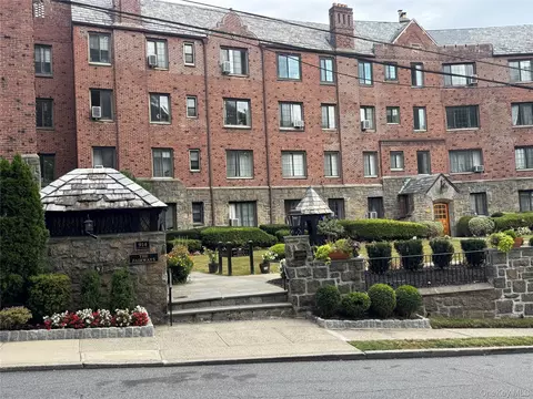 914 Wynnewood Rd #1F, Pelham, NY 10803
