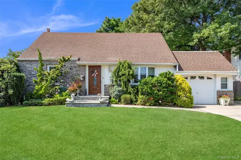14 Mayfair Ln, Hicksville, NY 11801