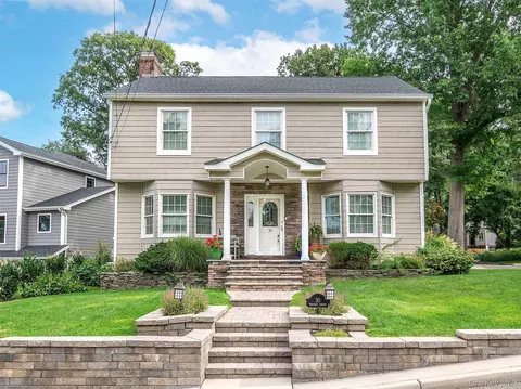 30 Waverly St, Glen Head, NY 11545