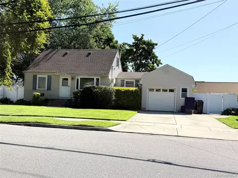 1 Higbie Dr, West Islip, NY 11795