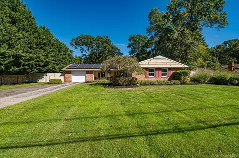3 High Gate Dr, Setauket, NY 11733