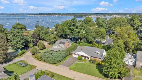 3 South Ct, North Hempstead, NY 11050
