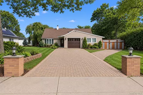 39 Split Cedar Dr, Islandia, NY 11749