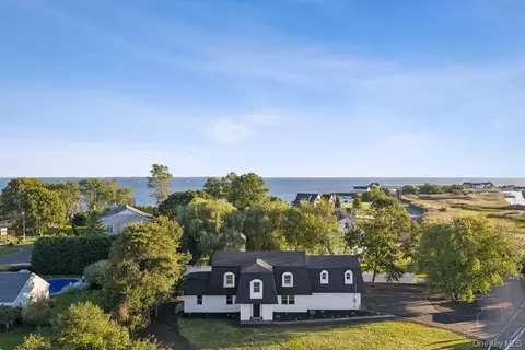 80 Oak Rd, Bayport, NY 11705