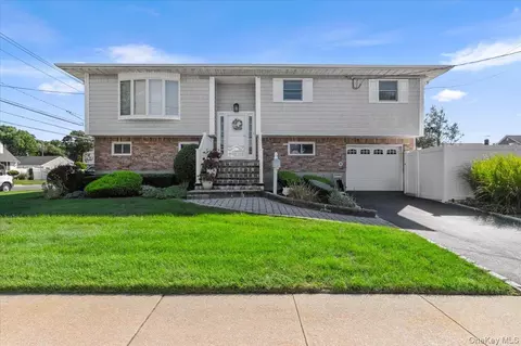 196 Von Huenfeld St, Massapequa Park, NY 11762
