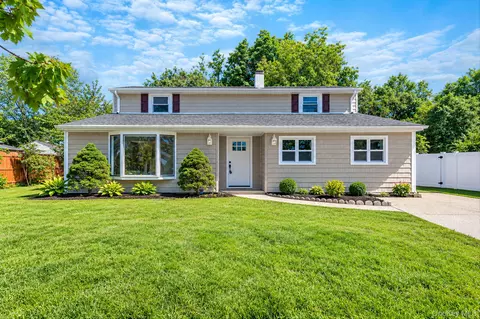 118 Boyle Rd, Selden, NY 11784