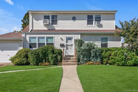 58 Elm St, Hicksville, NY 11801