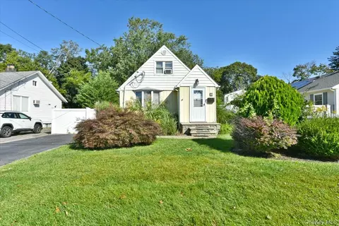 35 Montauk Dr, Bay Shore, NY 11706