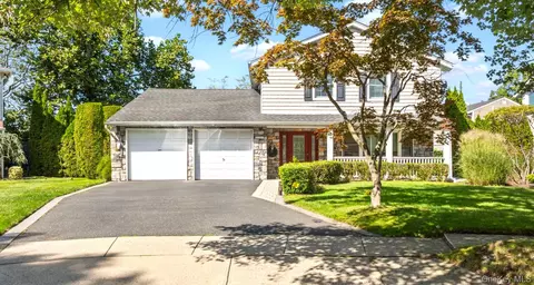 89 Brook Ct S, North Hempstead, NY 11040