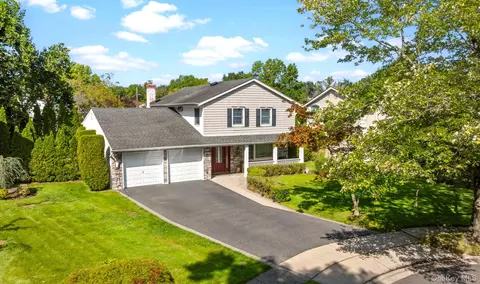 89 Brook Ct S, North Hempstead, NY 11040