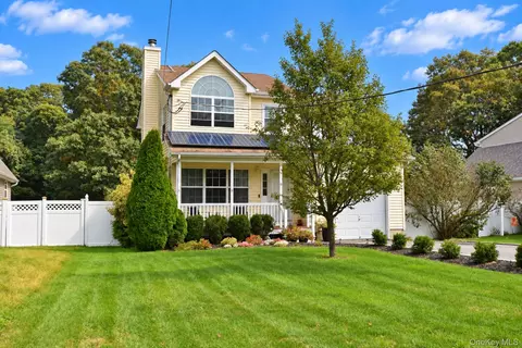 9 The Grn, Shirley, NY 11967