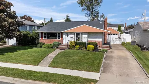 41 Cornell Ln, Hicksville, NY 11801