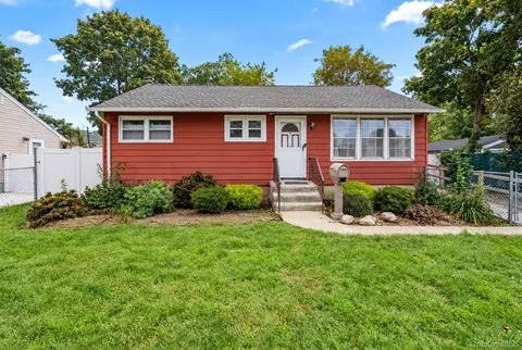 5 Prospect St W, Amityville, NY 11701