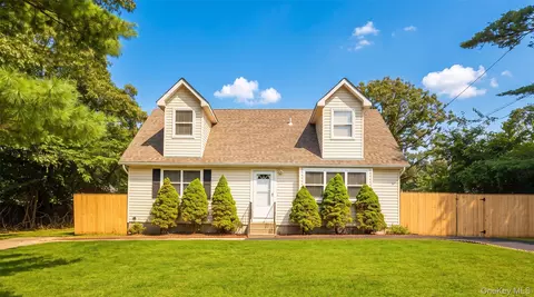 35 Cedar Ln, Medford, NY 11763