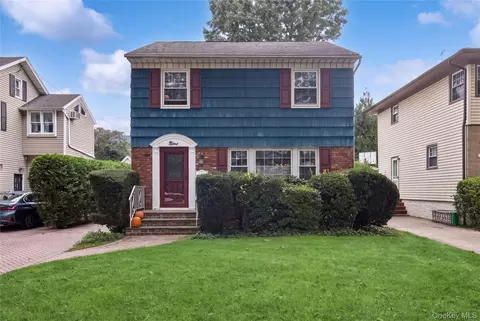 9 Monroe St, Garden City, NY 11530