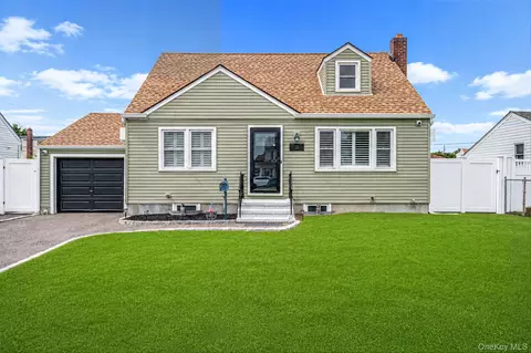 13 Maple Dr, Lindenhurst, NY 11757