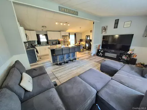 37-28 Hubbard Ave, Riverhead, NY 11901 photo 17