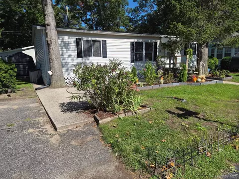 37-28 Hubbard Ave, Riverhead, NY 11901 photo 26