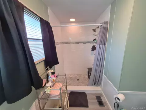 37-28 Hubbard Ave, Riverhead, NY 11901 photo 8
