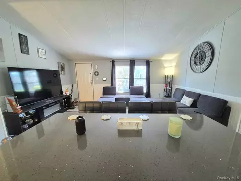 37-28 Hubbard Ave, Riverhead, NY 11901 photo 15