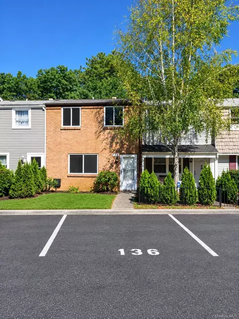 136 Hill Cres, Calverton, NY 11933