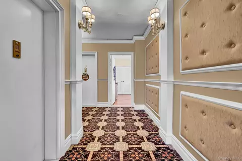 111 7th St #304, Garden City, NY 11530