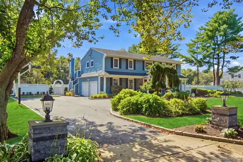 24 Quintree Ln, Melville, NY 11747