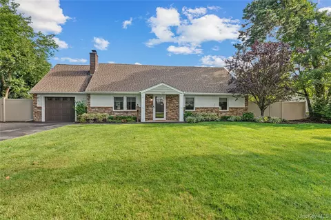 123 Hiawatha Dr, Islip, NY 11718