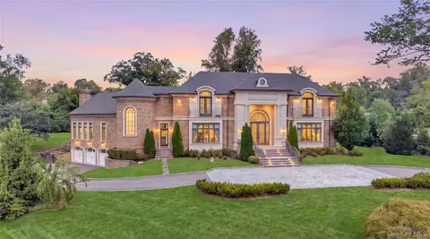 3 Moline Ct, North Hempstead, NY 11024