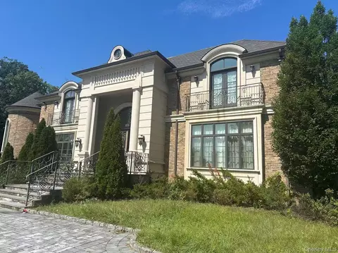 3 Moline Ct, North Hempstead, NY 11024