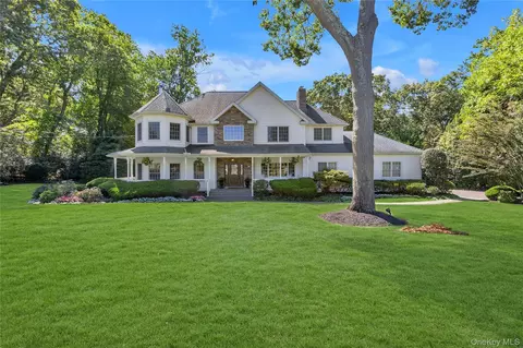 14 Whistler Hill Ln, Huntington, NY 11743