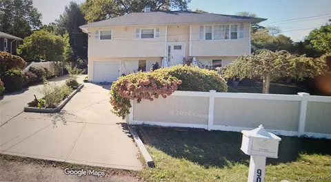 90 New Hampshire Ave, Bay Shore, NY 11706