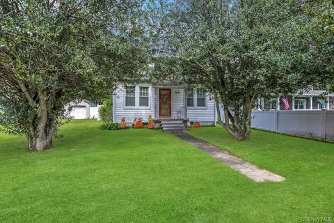 7 Eastover Rd, Sayville, NY 11782