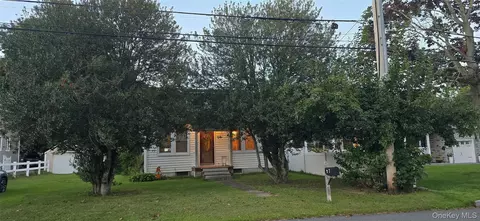 7 Eastover Rd, Sayville, NY 11782