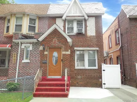 89-07 Vanderveer St, New York, NY 11427