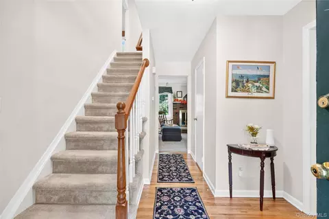 Entry Way - 4 Wayne Dr, Poughkeepsie, NY 12601 photo 2 of 4