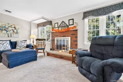 Living - 4 Wayne Dr, Poughkeepsie, NY 12601 photo 3 of 3