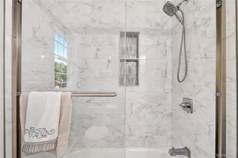 Bath - 4 Wayne Dr, Poughkeepsie, NY 12601 photo 3 of 3