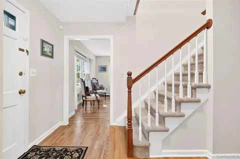 Entry Way - 4 Wayne Dr, Poughkeepsie, NY 12601 photo 3 of 4