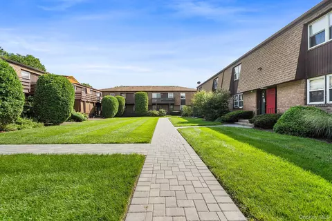 63 New Holland Vlg, Clarkstown, NY 10954