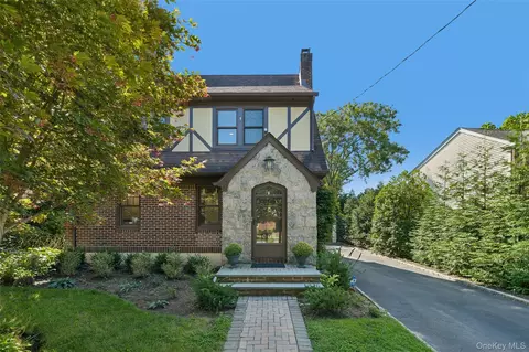 206 Glenmore St, North Hempstead, NY 11596
