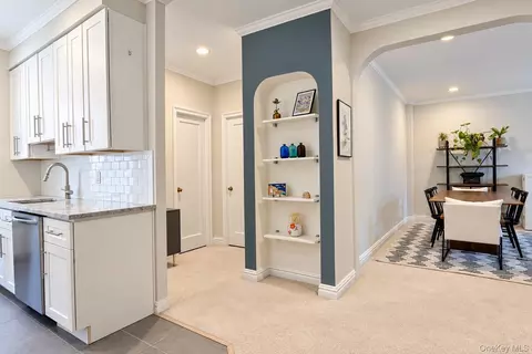 21 Barstow Rd #2D, North Hempstead, NY 11021