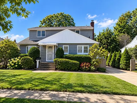 1460 Joyce Ln, Seaford, NY 11783
