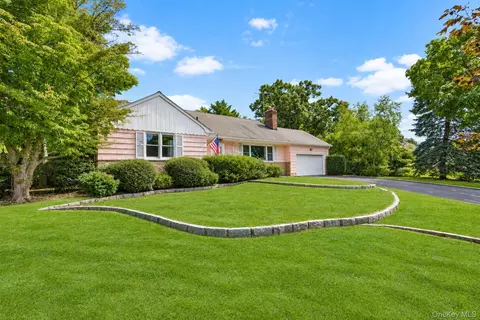 25 Manger Cir, Pelham, NY 10803