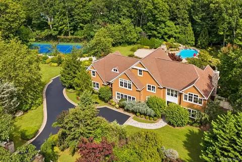 4 The Cmns, Cold Spring Harbor, NY 11724