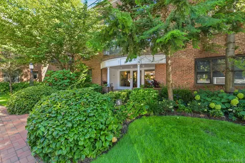 1 Town House Pl #2L, North Hempstead, NY 11021