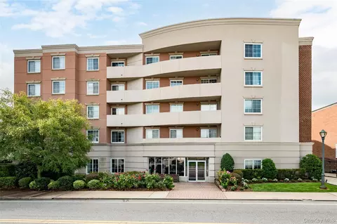 242 Maple Ave #502, North Hempstead, NY 11590